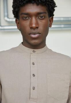 Pier One Overhemd - Taupe -mode 02bf2dafeb9f48aca132a39f3c9562ef