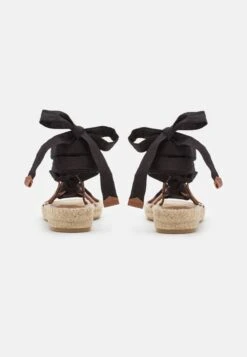 Pier One Leather - Sandalen Met Plateauzool - Black 9 Pier One Leather - Sandalen Met Plateauzool - Black -mode 1b490056c90f46afbbd22bb39480b996