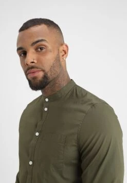 Pier One Muscle Fit Stand- Overhemd - Oliv -mode 259eaf52e4d4427a96fee394df68933f