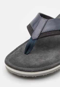 Pier One Leather - Teensandalen - Blue 11 Pier One Leather - Teensandalen - Blue -mode 50c49d2b3015483b8a98ff7b74229b5f