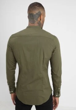 Pier One Muscle Fit Stand- Overhemd - Oliv -mode 6203a98ce2074a57aa2427fe331f99cb
