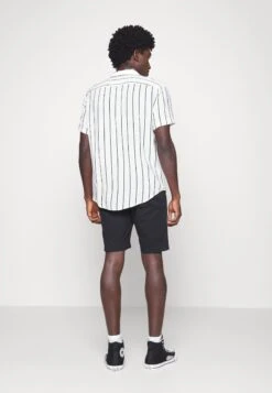 Pier One 2 Pack - Shorts - Black/Olive -mode 73395e7496094f16ab01d685c224eec1