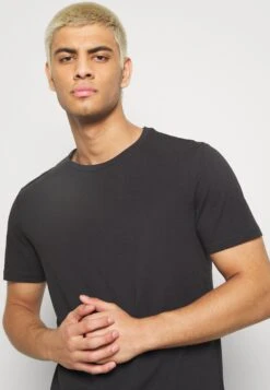 Pier One 7 Pack - T-Shirt Basic - Black -mode a537c665fcb548988df38d98a88a46a2