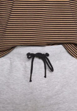 Pier One 2 Pack - Shorts -Light Grey /Black -mode c4d577d8c6314b53bc4b281d9e735af0